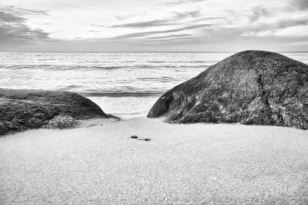 Duży Kamień Piaszczystej Plaży Przed Morzem Chmurami Niebie Dania Skandynawii — Zdjęcie stockowe