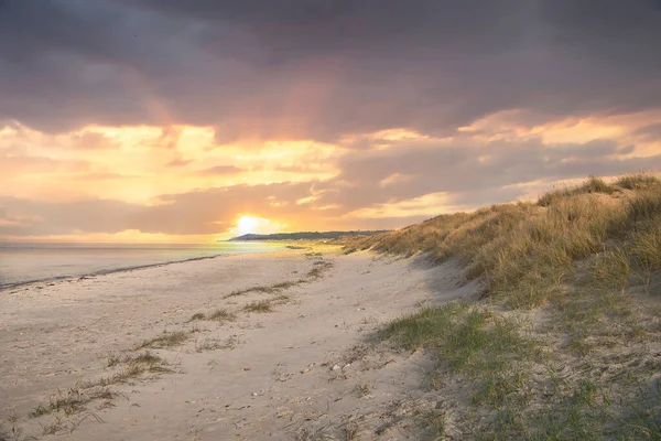 丹麦海边的渡海口 沙滩上的沙丘 沙滩上的水和云 去波罗的海的旅行 在海滩度假 斯堪的纳维亚景观 — 图库照片