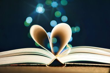 Kalbine vurulan tarafları olan açık bir geyik. Arka planda, yumuşak bokeh 'li ışıklı bir yer. Romantizm için aşk romanı.