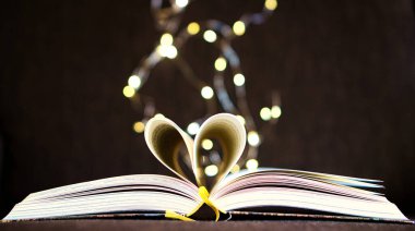 Kalbine vurulan tarafları olan açık bir geyik. Arka planda, yumuşak bokeh 'li ışıklı bir yer. Romantizm için aşk romanı.