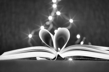 Kalbine vurulan tarafları olan açık bir geyik. Arka planda, yumuşak bokeh 'li ışıklı bir yer. Romantizm için aşk romanı.