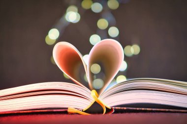 Kalbine vurulan tarafları olan açık bir geyik. Arka planda, yumuşak bokeh 'li ışıklı bir yer. Romantizm için aşk romanı.