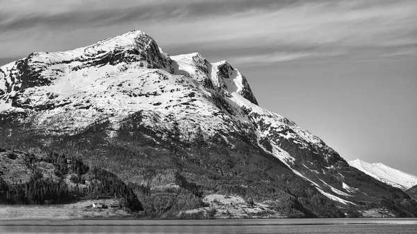 Fjord Med Snötäckt Berg Vid Horisonten Svartvitt Vattnet Glittrar Norge — Stockfoto