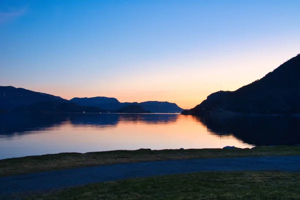 ノルウェーの山々とフィヨルドの風景を望むフィヨルド 夜空が明るい北の夕方に撮影された風景 — ストック写真