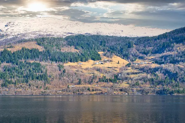 Fjord Mit Schneebedeckten Bergen Horizont Und Dramatischem Himmel Das Wasser — Stockfoto