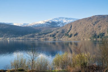 Nordfjord, Norveç 'te. Karla kaplı dağların manzarası. İskandinavya 'da vahşi yaşam, güneş ışığı. Kuzeyden manzara fotoğrafı.
