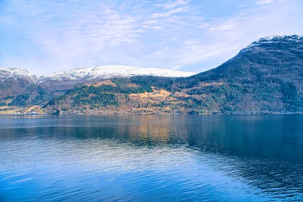 Fiorde Com Montanhas Cobertas Neve Horizonte Água Brilha Noruega Paisagem — Fotografia de Stock