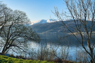 Nordfjord, Norveç 'te. Karla kaplı dağların manzarası. İskandinavya 'da vahşi yaşam, güneş ışığı. Kuzeyden manzara fotoğrafı.