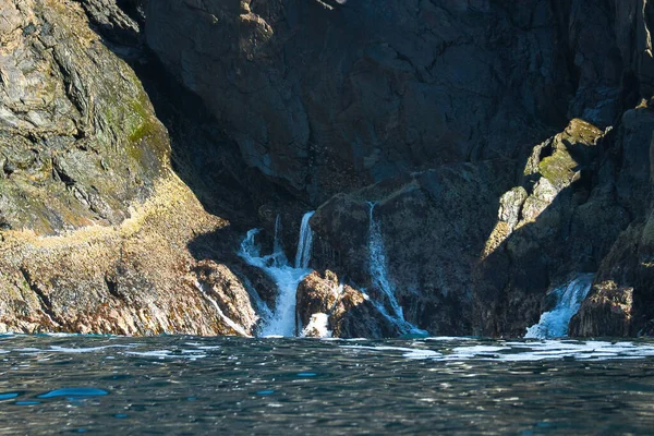 Fiyortta Norveç Kayalarda Sprey Taşlara Sıçrıyor Skandinavya Daki Kıyı Manzarası — Stok fotoğraf