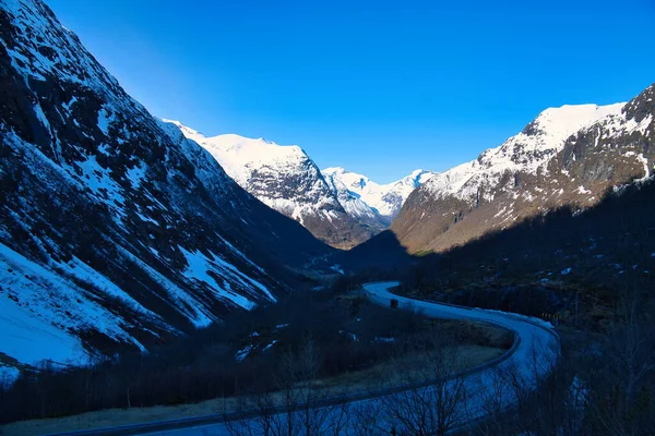 Blick Zwischen Bergen Norwegen Durch Die Eine Straße Führt Schnee — Stockfoto