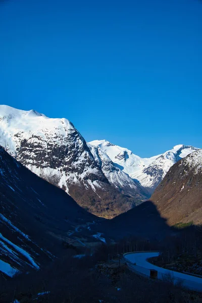 Blick Zwischen Bergen Norwegen Durch Die Eine Straße Führt Schnee — Stockfoto