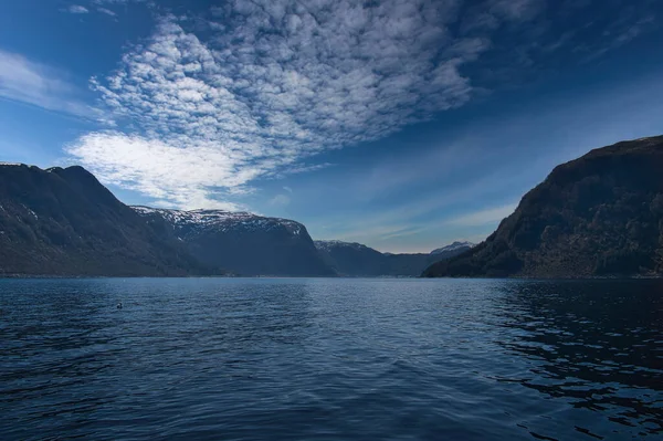 Фьорд Видом Горы Норвежский Ландшафт Пейзаж Снят Днем Легкими Облаками — стоковое фото