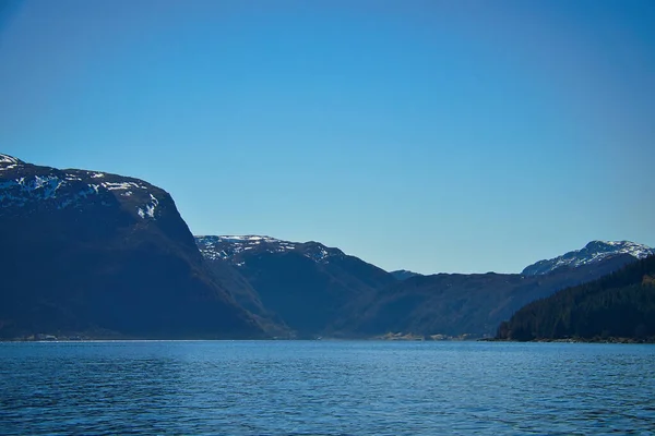 ノルウェーの山々とフィヨルドの風景を望むフィヨルド 日当たりの良い青空と風景撮影 スカンディナヴィア北部で — ストック写真