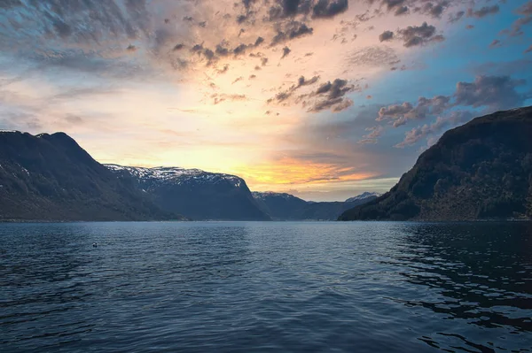 挪威山景和峡湾景观的峡湾 夕阳西下 在北方拍摄风景 — 图库照片