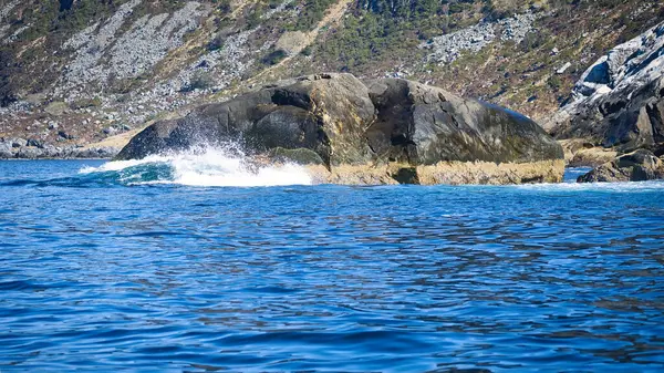 Північ Фіорд Бризки Скелі Вода Бризкає Камінці Узбережжя Скандинавії Landscape — стокове фото