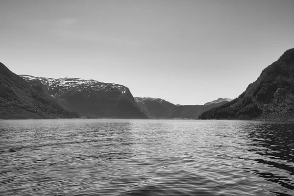 黒と白でノルウェーの山々やフィヨルドの風景を眺めながらフィヨルド スカンディナヴィア北部から撮影された風景 — ストック写真