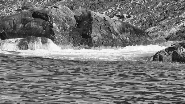 フィヨルドのノルウェー 黒と白の岩の上にスプレーします 岩の上に水が飛び散った 北欧の海岸風景 北からの風景写真 — ストック写真