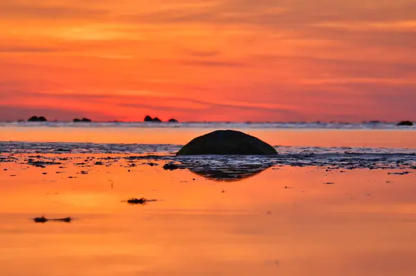 Sunset Small Rock Low Tide Front Illuminated Sea Light Waves — Stock Photo, Image