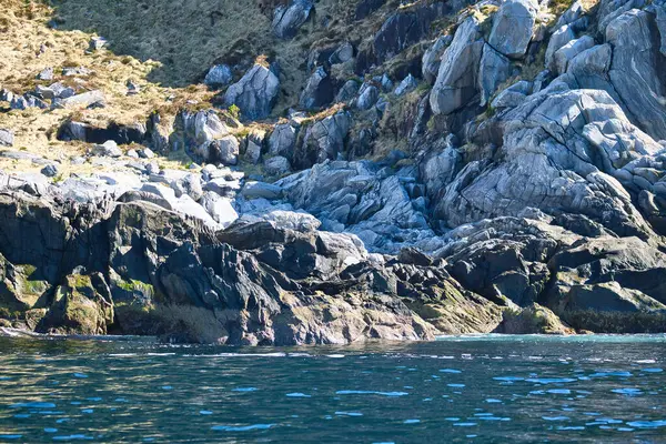 Північ Фіорд Бризки Скелі Вода Бризкає Камінці Узбережжя Скандинавії Landscape — стокове фото