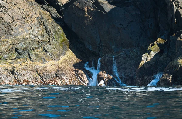 Fiyortta Norveç Kayalarda Sprey Taşlara Sıçrıyor Skandinavya Daki Kıyı Manzarası — Stok fotoğraf