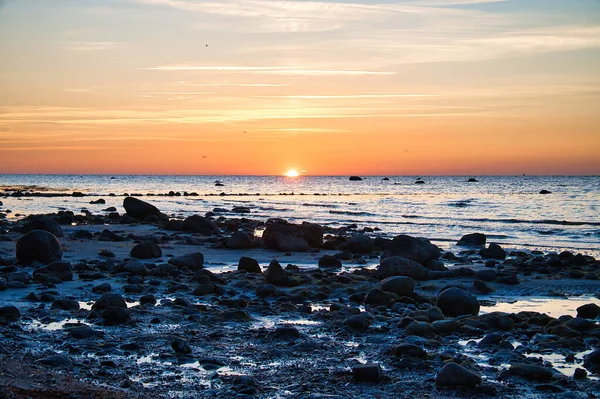 Закат Каменный Пляж Маленькими Большими Скалами Перед Освещенным Морем Световые — стоковое фото