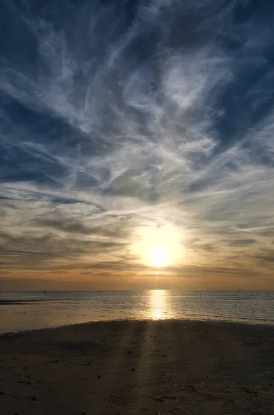 Закат Вид Песчаный Пляж Освещенное Море Световые Волны Остров Поэль — стоковое фото