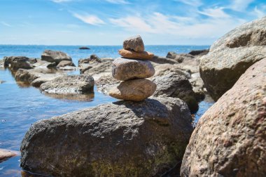 Baltık Denizi kıyısındaki taş piramit gün ışığında denize bakıyor. Manevi görüş. Poel Adası 'ndan manzara