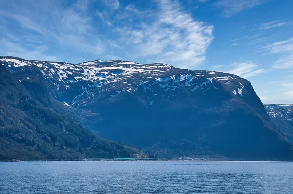 ノルウェーの山々とフィヨルドの風景を望むフィヨルド 日当たりの良い青空と風景撮影 スカンディナヴィア北部で — ストック写真
