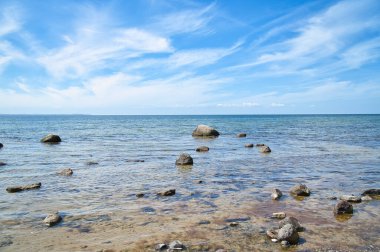 Baltık kıyısındaki taşları ve kayaları. Manzara gün ışığında çekildi. Almanya 'dan Doğa