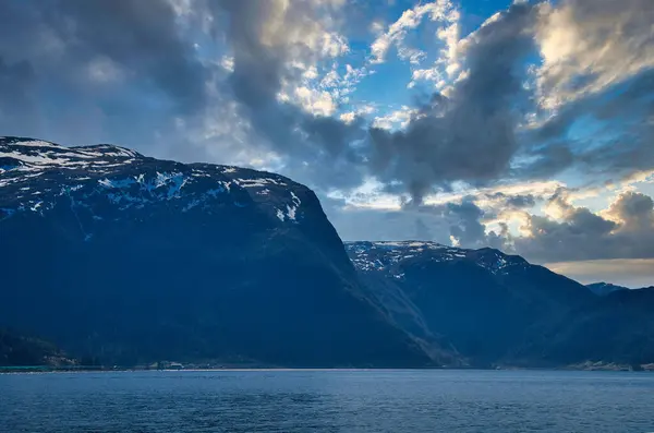 Norveç Teki Dağları Fiyort Manzaralı Fiyort Güneşli Mavi Gökyüzü Manzaralı — Stok fotoğraf