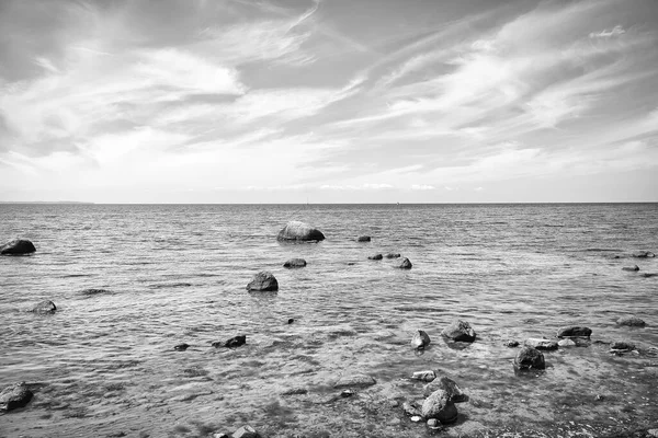 흰색으로 발트해 연안의 바위들 햇빛에 비치는 독일의 — 스톡 사진