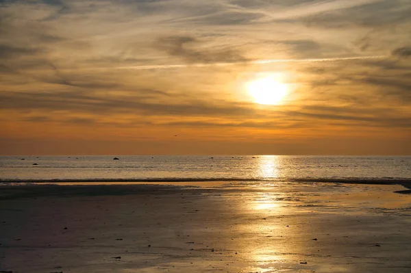 Pôr Sol Mar Iluminado Praia Areia Primeiro Plano Ondas Leves — Fotografia de Stock