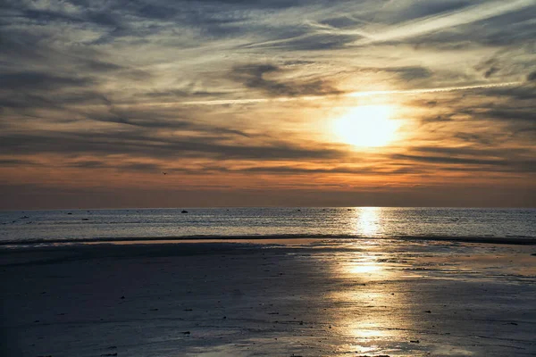 Закат Освещенное Море Песчаный Пляж Переднем Плане Световые Волны Остров — стоковое фото