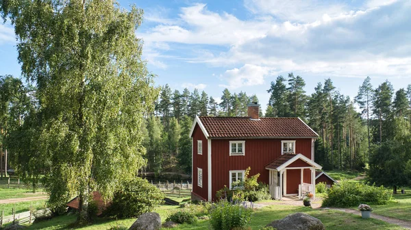 Типовий Червоно Білий Шведський Будинок Маленькомумістечку Зелений Луг Передньому Плані — стокове фото