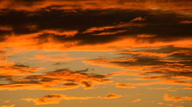 Arka plan olarak gökyüzünde güneş tarafından aydınlatılan bulutlar. Daha fazla düzenleme için arkaplan resmi