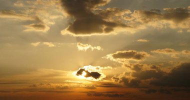 Berlin 'in varoşlarında güneş batıyor. Gökyüzü yanıyor gibi görünüyor. Romantik akşam gökyüzü.