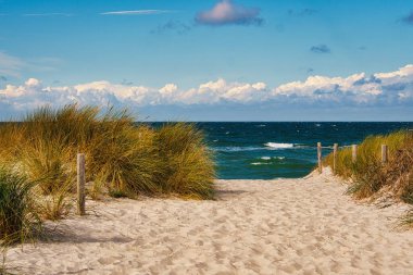 Zingst 'teki deniz manzarası. Baltık Denizi her zaman bir yolculuğa değer. Groyne 'lara bakmak her zaman güzeldir. Ruh her zaman huzur ve rahatlık bulur.