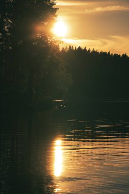 İsveç Smaland 'da günbatımı. Bu ışık atmosferi eşsizdir. Güzel bir tatil. manzara