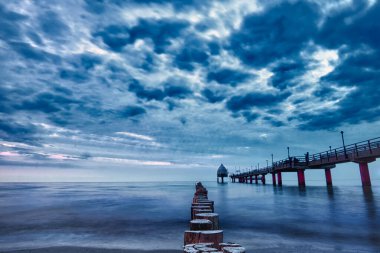 Mavi saatte Zingst 'teki rıhtımda uzun süre kalacaksınız. Torist cazibesi. Güzel ve saf rahatlama
