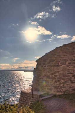 İsveç 'teki Visingsborg Şatosu Vaetterm Gölü' ndeki Visings Adası 'nda. İsveç kralının Orta Çağ 'dan kalma kalıntıları. Peyzaj fotoğrafı