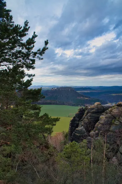 Pfaffenstein 'dan görüntü. Ormanlar, dağlar, uçsuz bucaksızlık, manzara. Elbe Kum Taşı Dağları 'ndan manzara.