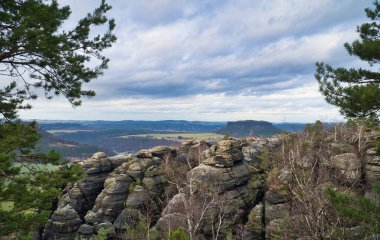 Pfaffenstein 'ın siyah beyaz görüntüsü. Ormanlar, dağlar, uçsuz bucaksızlık, manzara. Elbe Kum Taşı Dağları 'ndan manzara.