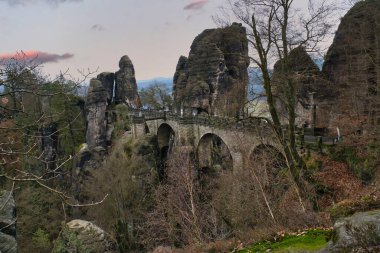 Sakson İsviçre 'deki Bastei Köprüsü. Tırtıklı kayalar, Elbe 'yi gören bir platform. Turist eğlencesi. Almanya 'daki Ulusal Park