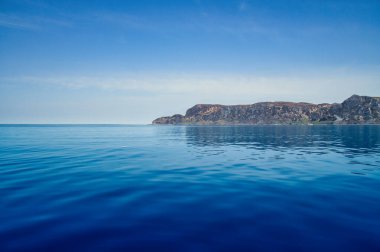 Norveç 'teki denizden Batı Burnu' na gün ışığında bak. Ön planda dalgalar, arka planda kayalar. Eu 'nun en batı noktası.