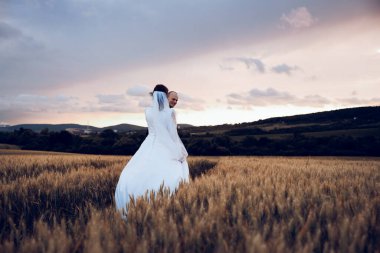 Gelin ve damat el ele tutuşur ve doğanın ortasında geleceğe bakar. Yeni evliler birlikte yürür. Düğün fotoğrafçılığı, ölüm bizi ayırana kadar.