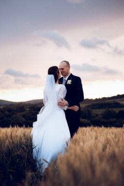 Gelin ve damat el ele tutuşur ve doğanın ortasında geleceğe bakar. Yeni evliler birlikte yürür. Düğün fotoğrafçılığı, ölüm bizi ayırana kadar.