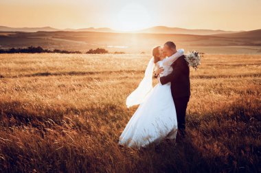 Gelin ve damat el ele tutuşur ve doğanın ortasında geleceğe bakar. Yeni evliler birlikte yürür. Düğün fotoğrafçılığı, ölüm bizi ayırana kadar.