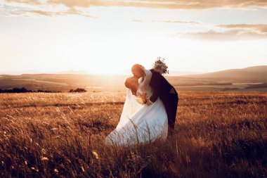 Gelin ve damat el ele tutuşur ve doğanın ortasında geleceğe bakar. Yeni evliler birlikte yürür. Düğün fotoğrafçılığı, ölüm bizi ayırana kadar.
