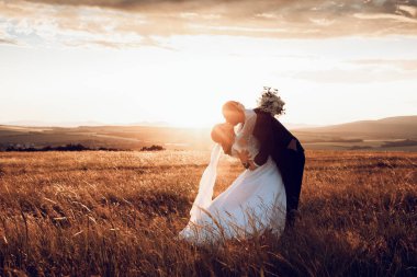 Gelin ve damat el ele tutuşur ve doğanın ortasında geleceğe bakar. Yeni evliler birlikte yürür. Düğün fotoğrafçılığı, ölüm bizi ayırana kadar.