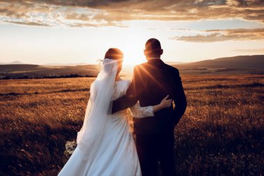 Gelin ve damat el ele tutuşur ve doğanın ortasında geleceğe bakar. Yeni evliler birlikte yürür. Düğün fotoğrafçılığı, ölüm bizi ayırana kadar.